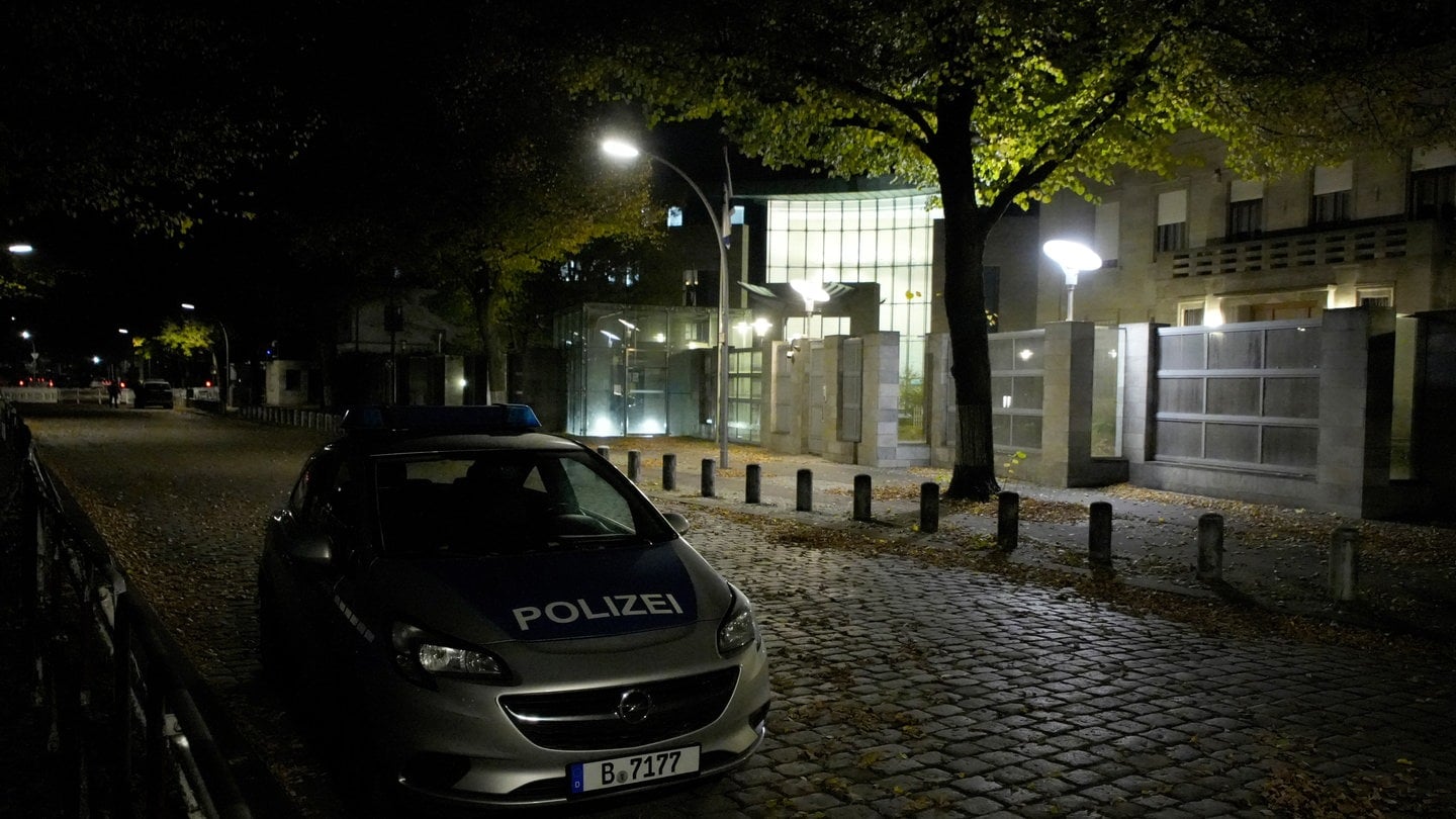 Ein Auto der Polizei steht vor der israelischen Botschaft in Berlin. Die Bundesanwaltschaft hat einen mutmaßlichen Unterstützer der Terrororganisation 