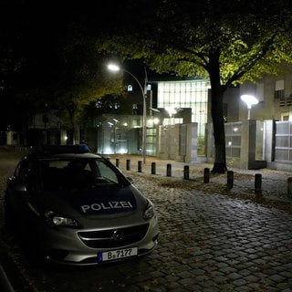 Ein Auto der Polizei steht vor der israelischen Botschaft in Berlin. Die Bundesanwaltschaft hat einen mutmaßlichen Unterstützer der Terrororganisation "Islamischer Staat" (IS) festnehmen lassen, der einen Anschlag auf die Botschaft geplant haben soll.