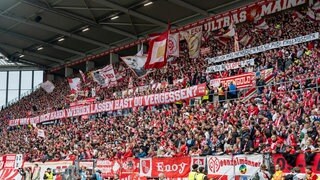 Fußball: Bundesliga, FSV Mainz 05 - RB Leipzig, 7. Spieltag, Mewa Arena. Mainzer Fans mit Spruchbändern gegen Ex-Trainer Klopp.