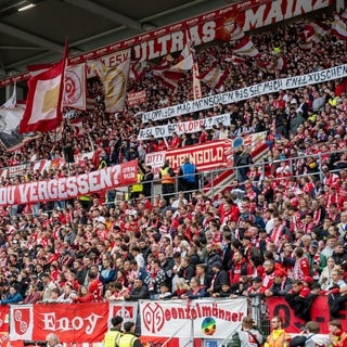 Fußball: Bundesliga, FSV Mainz 05 - RB Leipzig, 7. Spieltag, Mewa Arena. Mainzer Fans mit Spruchbändern gegen Ex-Trainer Klopp.