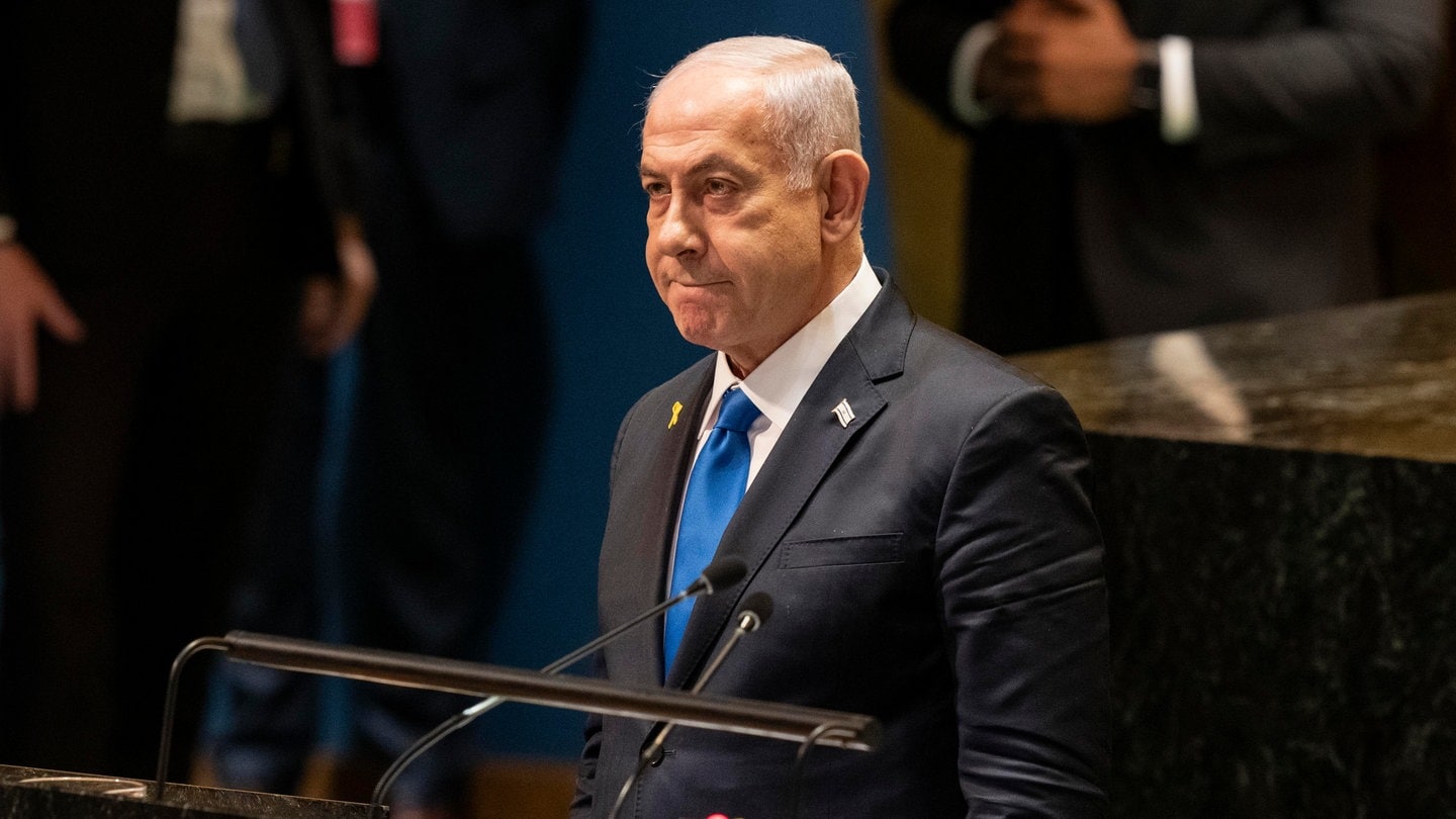 Benjamin Netanjahu, Ministerpräsident von Israel, auf der 79. UN-Generalversammlung. Auf ein Haus von Netanjahu ist laut Regierung eine Drohne der Hisbollah abgefeuert worden.