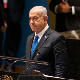 Benjamin Netanjahu, Ministerpräsident von Israel, auf der 79. UN-Generalversammlung. Auf ein Haus von Netanjahu ist laut Regierung eine Drohne der Hisbollah abgefeuert worden.