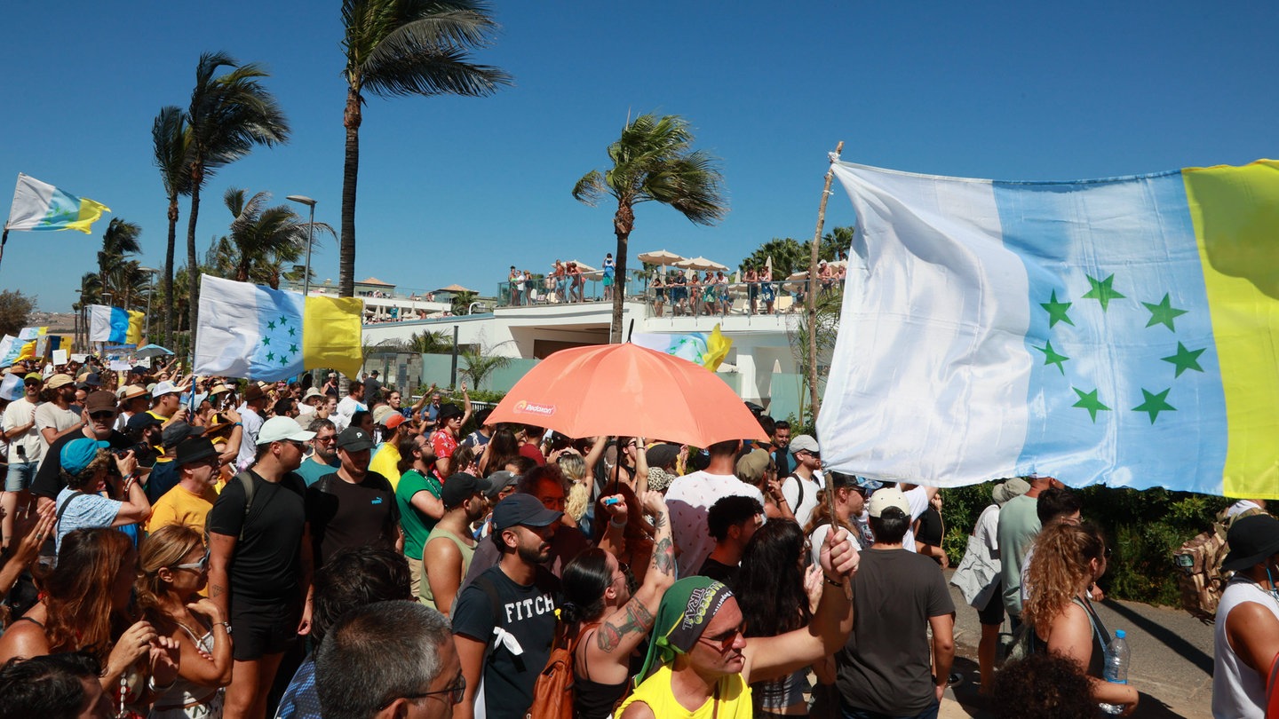 The Canary Islands demonstrate against the tourism model.