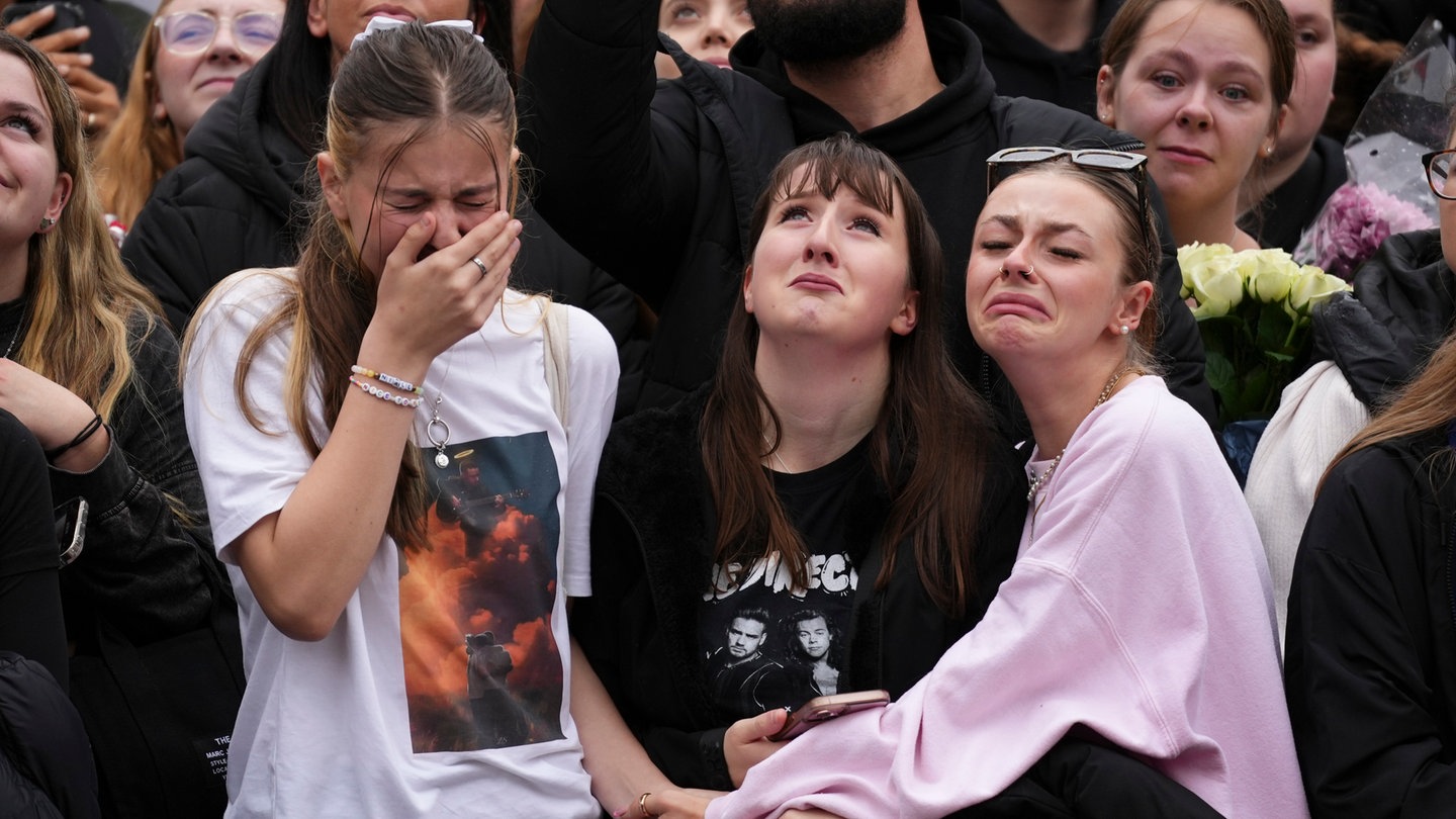 Menschen nehmen an einer Mahnwache für den 31-jährigen One Direction-Sänger Liam Payne aus Wolverhampton im Hyde Park teil.