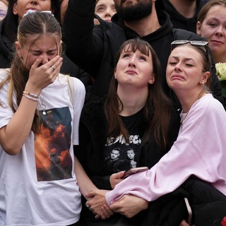 Menschen nehmen an einer Mahnwache für den 31-jährigen One Direction-Sänger Liam Payne aus Wolverhampton im Hyde Park teil.