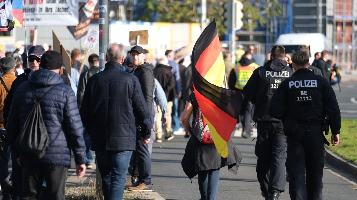 Teilnehmer einer Demonstration des islamkritischen Bündnisses Pegida gehen eine Straße in Dresden entlang.