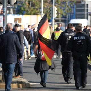 Teilnehmer einer Demonstration des islamkritischen Bündnisses Pegida gehen eine Straße in Dresden entlang. 