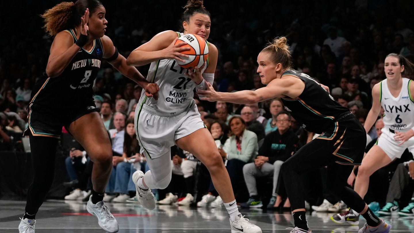 Basketball: WNBA, Meister;Meisterschaft; fünftes Finalspiel; New York Liberty - Minnesota Lynx: Minnesota Lynx-Guard Kayla McBride (21) spielt gegen New York Liberty-Forward Nyara Sabally (8) und Forward Leonie Fiebich (13).