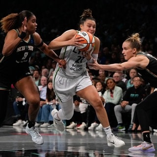 Basketball: WNBA, Meister;Meisterschaft; fünftes Finalspiel; New York Liberty - Minnesota Lynx: Minnesota Lynx-Guard Kayla McBride (21) spielt gegen New York Liberty-Forward Nyara Sabally (8) und Forward Leonie Fiebich (13).