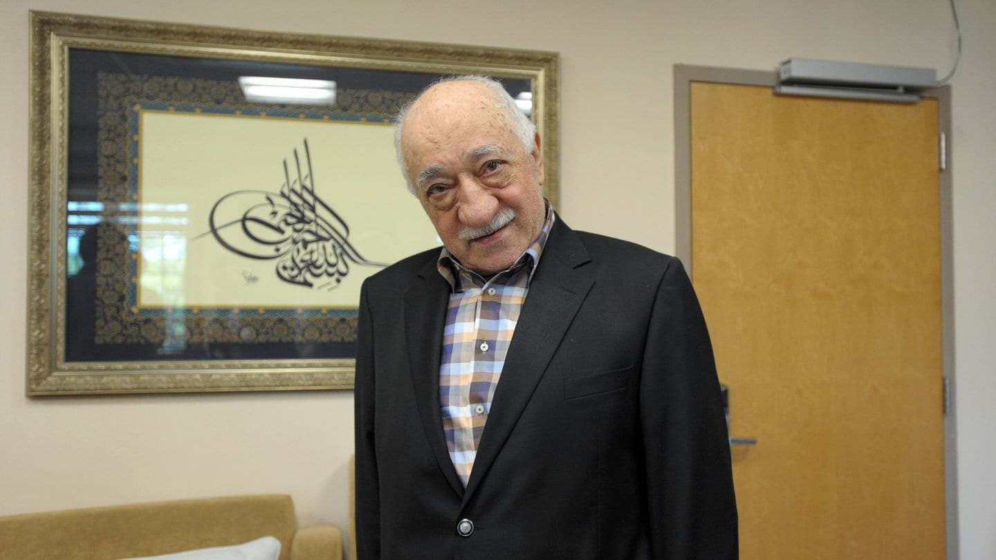 Der türkische Prediger Fethullah Gülen spricht 2016 in seinem Haus in Pennsylvania, USA, zu Medienvertretern.