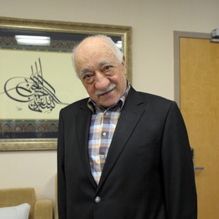 Der türkische Prediger Fethullah Gülen spricht 2016 in seinem Haus in Pennsylvania, USA, zu Medienvertretern.