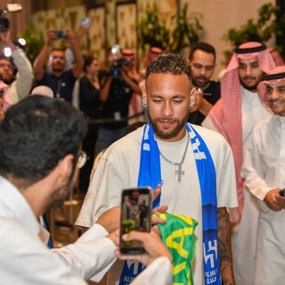 Neymar ist nach langer Verletzungspause zurück auf dem Fußballplatz. Bei seinem Klub Al-Hilal hat er sein Comeback gegeben.