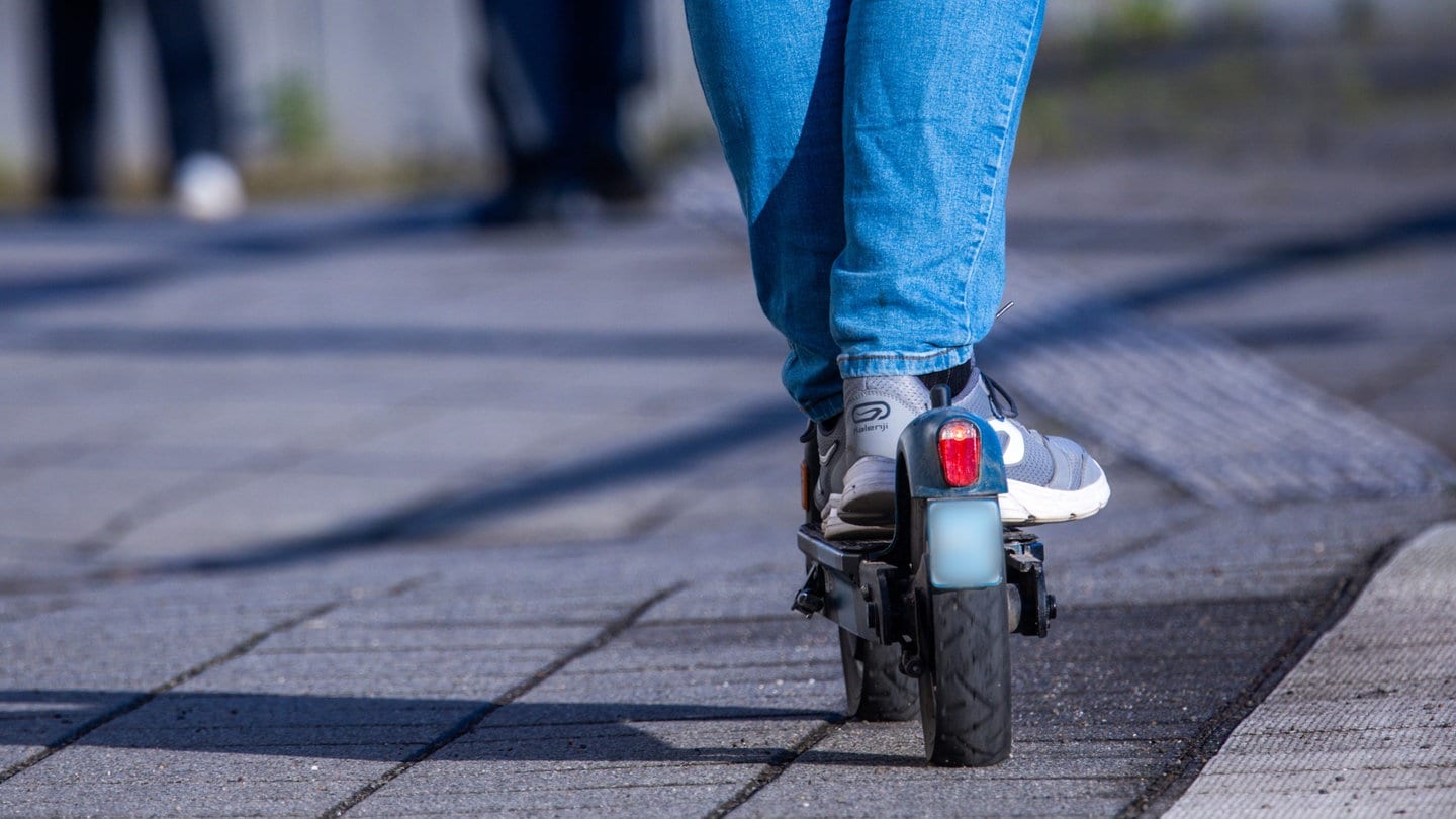 Mann auf E-Scooter (Symbolbild) - Mann flieht in Bernkastel-Kues auf E-Scooter mit 100 km/h vor Polizei