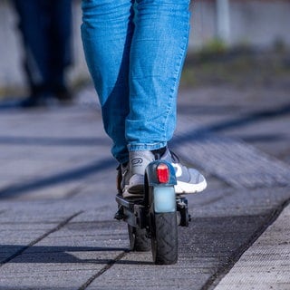 Mann auf E-Scooter (Symbolbild) - Mann flieht in Bernkastel-Kues auf E-Scooter mit 100 kmh vor Polizei