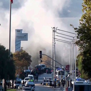 Rauch steigt auf, während Rettungsteams und die Polizei vor dem Unternehmensgelände der Türkischen Luft- und Raumfahrt in Ankara eintreffen. Dort hat es nach Regierungsangaben einen Terroranschlag gegeben.