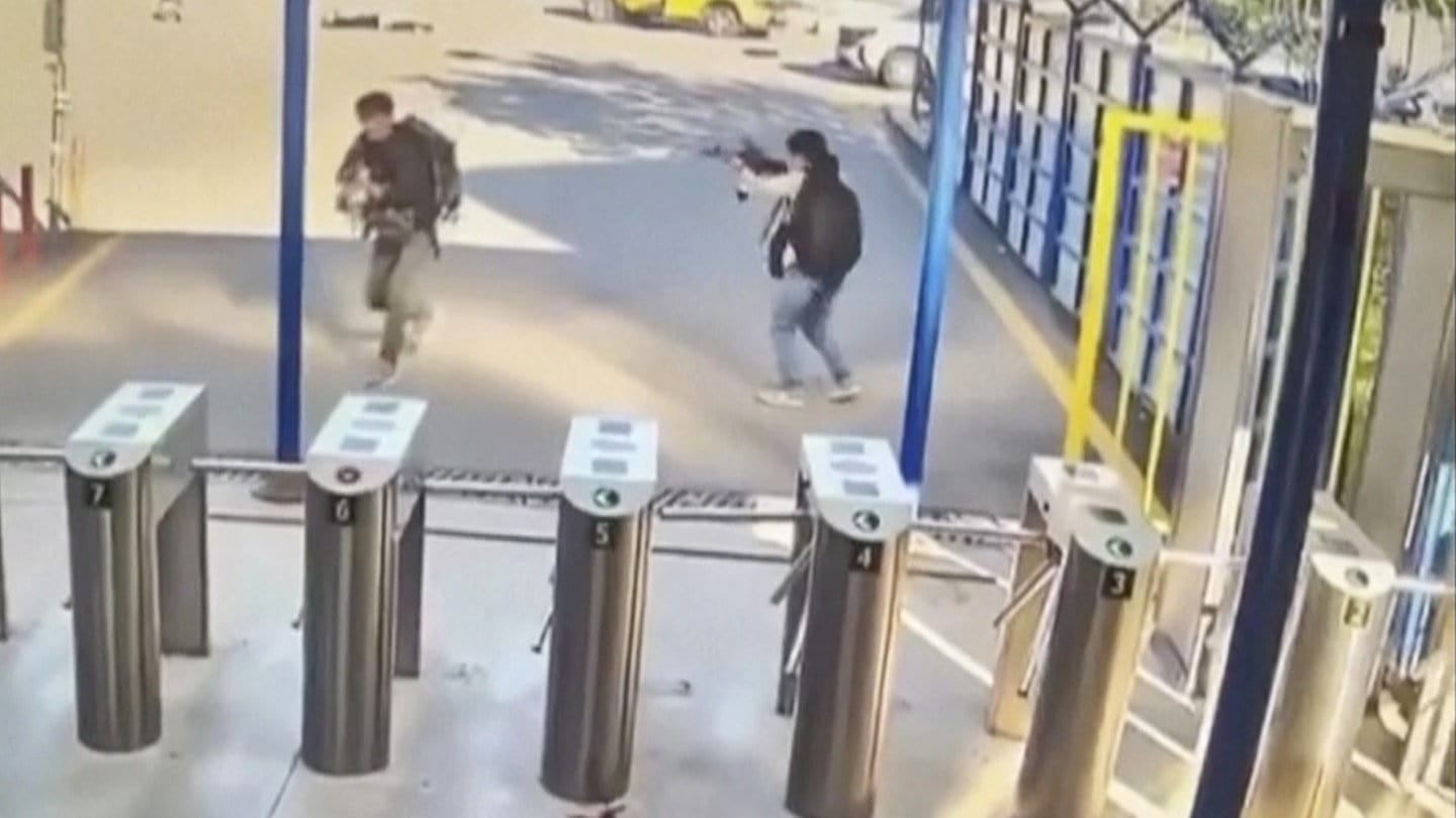 Eine Überwachungskamera zeigt zwei Personen mit Waffen und Rucksäcken während eines Angriffs auf das Gelände des staatlichen türkischen Luftfahrt- und Verteidigungsunternehmens (TUSAS) am Stadtrand der türkischen Hauptstadt.