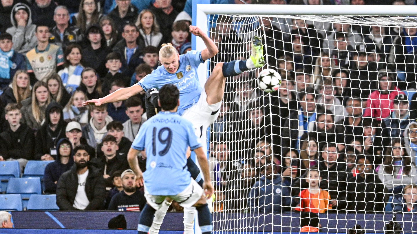 Erling Haaland von Manchester City erzielt ein spektakuläres Tor per Hacke im Champions-League-Spiel gegen Sparta Prag.