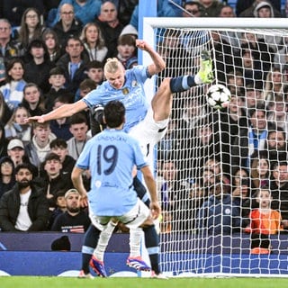 Erling Haaland von Manchester City erzielt ein spektakuläres Tor per Hacke im Champions-League-Spiel gegen Sparta Prag.