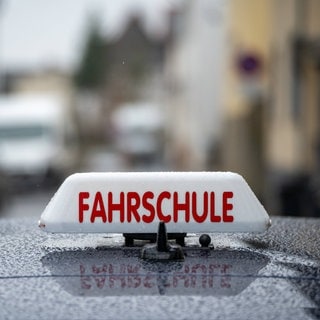 Stell mal vor, dein Fahrlehrer verhält sich falsch und setzt so DEIN Leben aufs Spiel. In Freiburg ist das passiert.