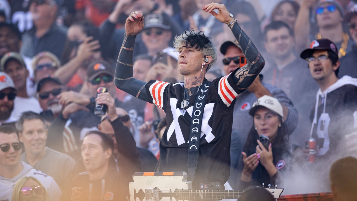 Machine Gun Kelly beim Football