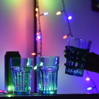 Gläser stehen auf einem Tresen: In Bars und Clubs in Baden-Württemberg werden immer häufiger heimlich K.O.-Tropfen verabreicht.