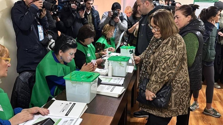 Wahllokal bei der Parlamentswahl in Georgien: Beobachter sprechen von Wahlmanipulation