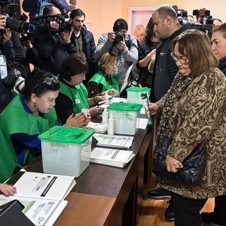 Wahllokal bei der Parlamentswahl in Georgien: Beobachter sprechen von Wahlmanipulation