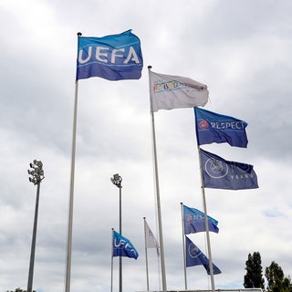 Die polnischen Schiedsrichter Bartosz Frankowski und Tomasz Musial wurden offenbar von der UEFA gesperrt. Sie hatten vor einem Champions League Qualifikationsspiel getrunken und ein Verkehrsschild geklaut.