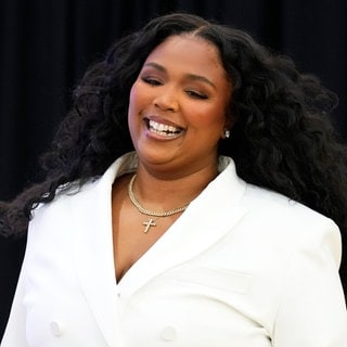 Sängerin Lizzo besucht eine Wahlkampfveranstaltung für die demokratische Präsidentschaftskandidatin und Vizepräsidentin Harris in der Western International High School.