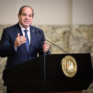 Abdel Fattah Al-Sisi, Präsident von Ägypten, äußert sich bei einer Pressekonferenz nach seinem Gespräch mit Bundespräsident Steinmeier im Ittihadiya Palast. Bundespräsident Steinmeier ist zu einem zweitägigen Besuch in der Arabischen Republik Ägypten. (zu dpa: «Steinmeier dankt Al-Sisi für Vermittlerrolle in Nahost»)