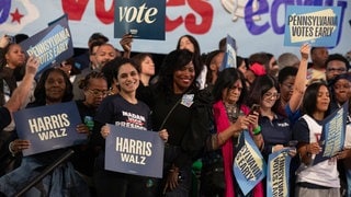 Junge Menschen bei einer Wahlkampfveranstaltung von Kamala Harris in USA: Welche Themen beschäftigt die GenZ?