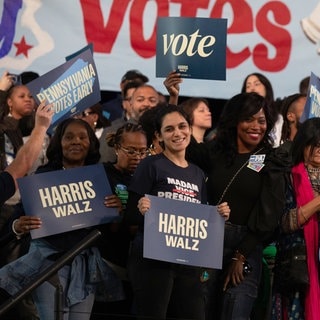 Junge Menschen bei einer Wahlkampfveranstaltung von Kamala Harris in USA: Welche Themen beschäftigt die GenZ?