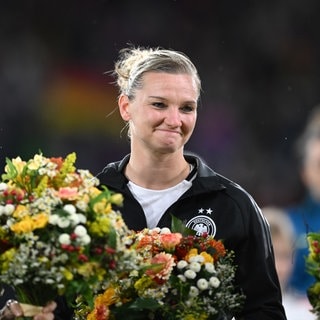 Fußballerin Alexandra Popp wird während des Spiels Deutschland gegen Australien bei ihrem Abschied von der Nationalmannschaft geehrt.