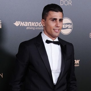 Der Spieler von Manchester City und Spanien Rodri auf dem roten Teppich vor der Verleihung des Ballon d'Or 2024 im Theatre du Chatelet.