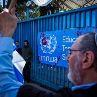 Israelische Aktivisten nehmen an einem Protest teil, als sie den Eingang zum Büro des UN-Palästinenserhilfswerks (UNRWA) blockieren