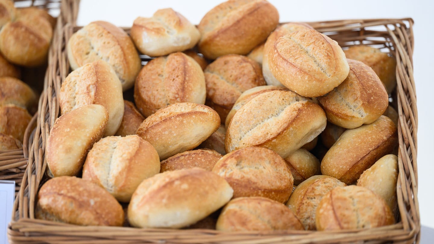 In Sinsheim hat ein Dieb das Auto von einer Bäckerei geklaut. Bei der Flucht hat er eine Spur aus Brötchen hinterlassen.