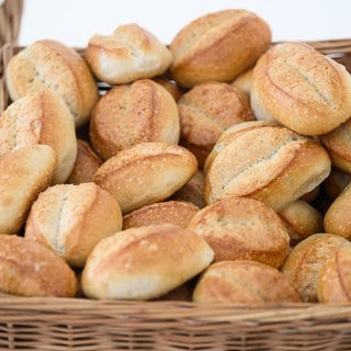 In Sinsheim hat ein Dieb das Auto von einer Bäckerei geklaut. Bei der Flucht hat er eine Spur aus Brötchen hinterlassen.