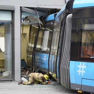 In Norwegens Hauptstadt Oslo ist am Dienstag eine Straßenbahn entgleist und in ein Geschäft gekracht. Videos aus Oslo sind direkt viral gegangen.