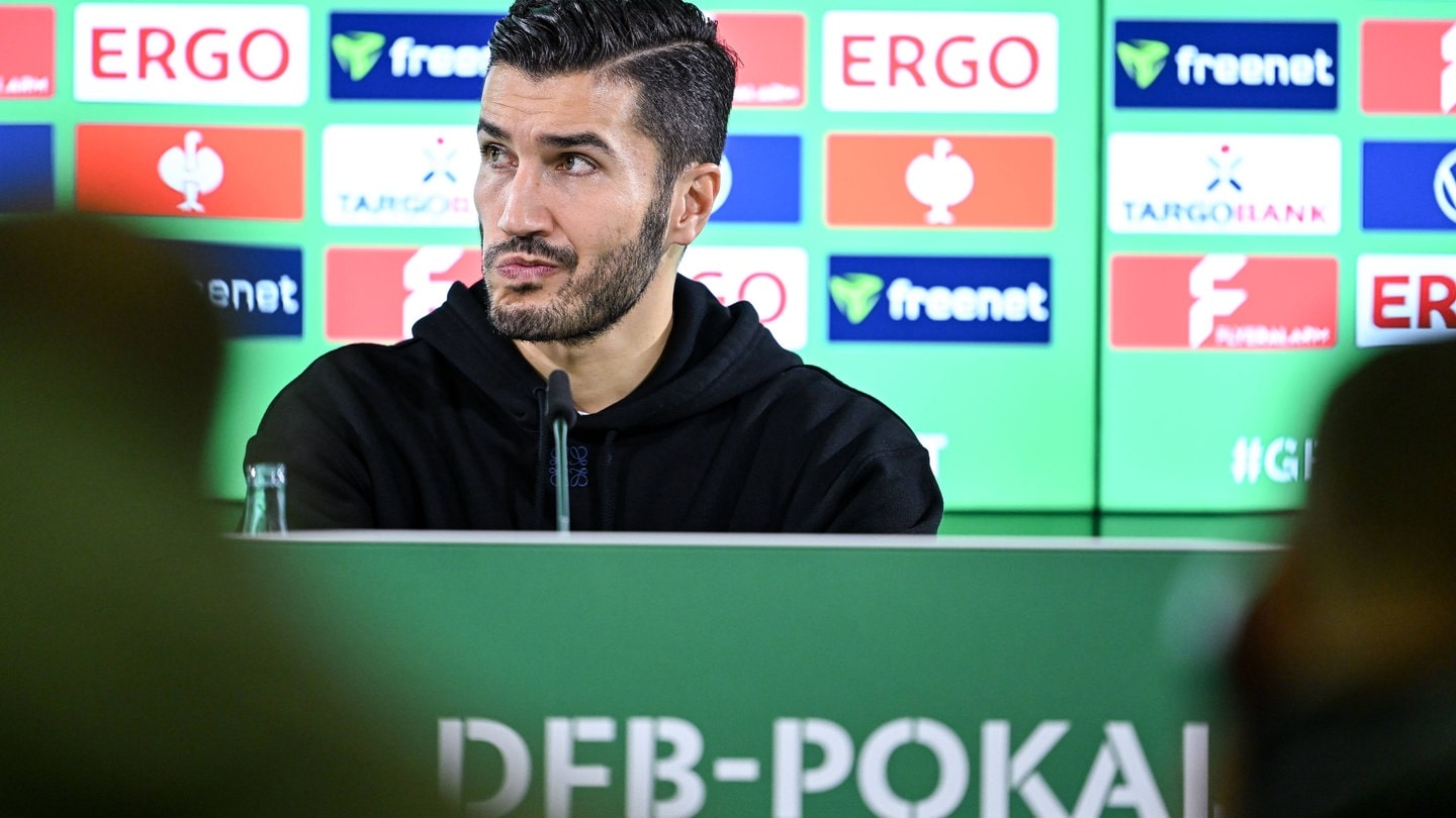 BVB-Trainer Nuri Sahin bei der Pressekonferenz nach der 0:1-Niederlage von Borussia Dortmund gegen den VfL Wolfsburg im DFB-Pokal.