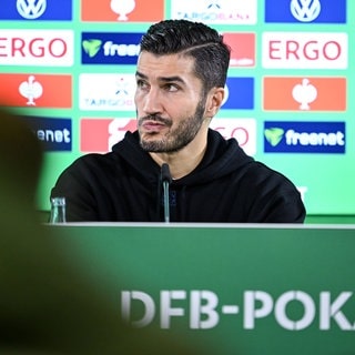 BVB-Trainer Nuri Sahin bei der Pressekonferenz nach der 0:1-Niederlage von Borussia Dortmund gegen den VfL Wolfsburg im DFB-Pokal. 