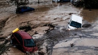 Autos werden von den Wassermassen weggeschwemmt, nachdem der Fluss in der Stadt Alora aufgrund heftiger Regenfälle über die Ufer getreten ist.