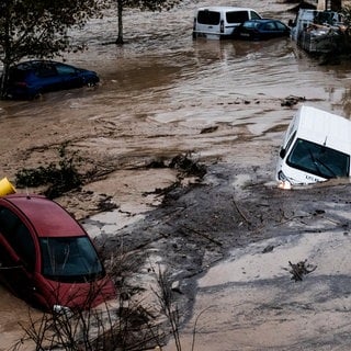 Autos werden von den Wassermassen weggeschwemmt, nachdem der Fluss in der Stadt Alora aufgrund heftiger Regenfälle über die Ufer getreten ist.