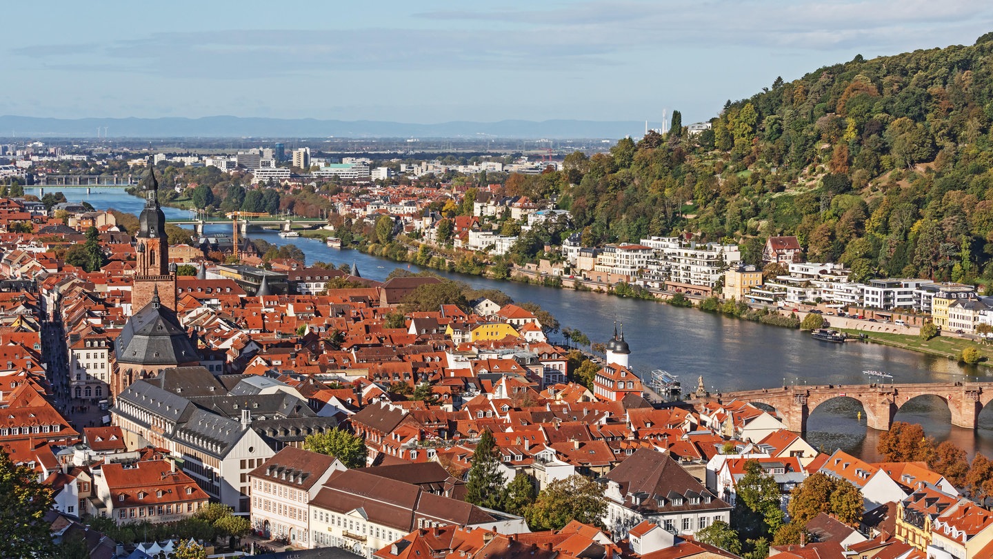 Blick über die Altstadt von Heidelberg mit der Alten Brücke. Auf der rechten Seite des Neckars der Stadtteil Neuenheim, mit dem Hang des Heiligenbergs.