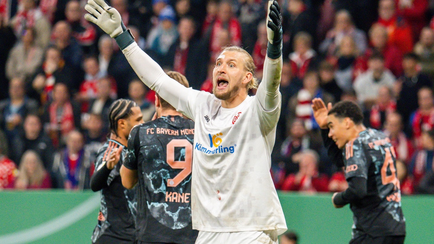 Der Mainzer Torwart Robin Zentner reklamiert nach dem Treffer zum 0:2 durch Bayerns Jamal Musiala im DFB-Pokal