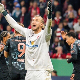 Der Mainzer Torwart Robin Zentner reklamiert nach dem Treffer zum 0:2 durch Bayerns Jamal Musiala im DFB-Pokal