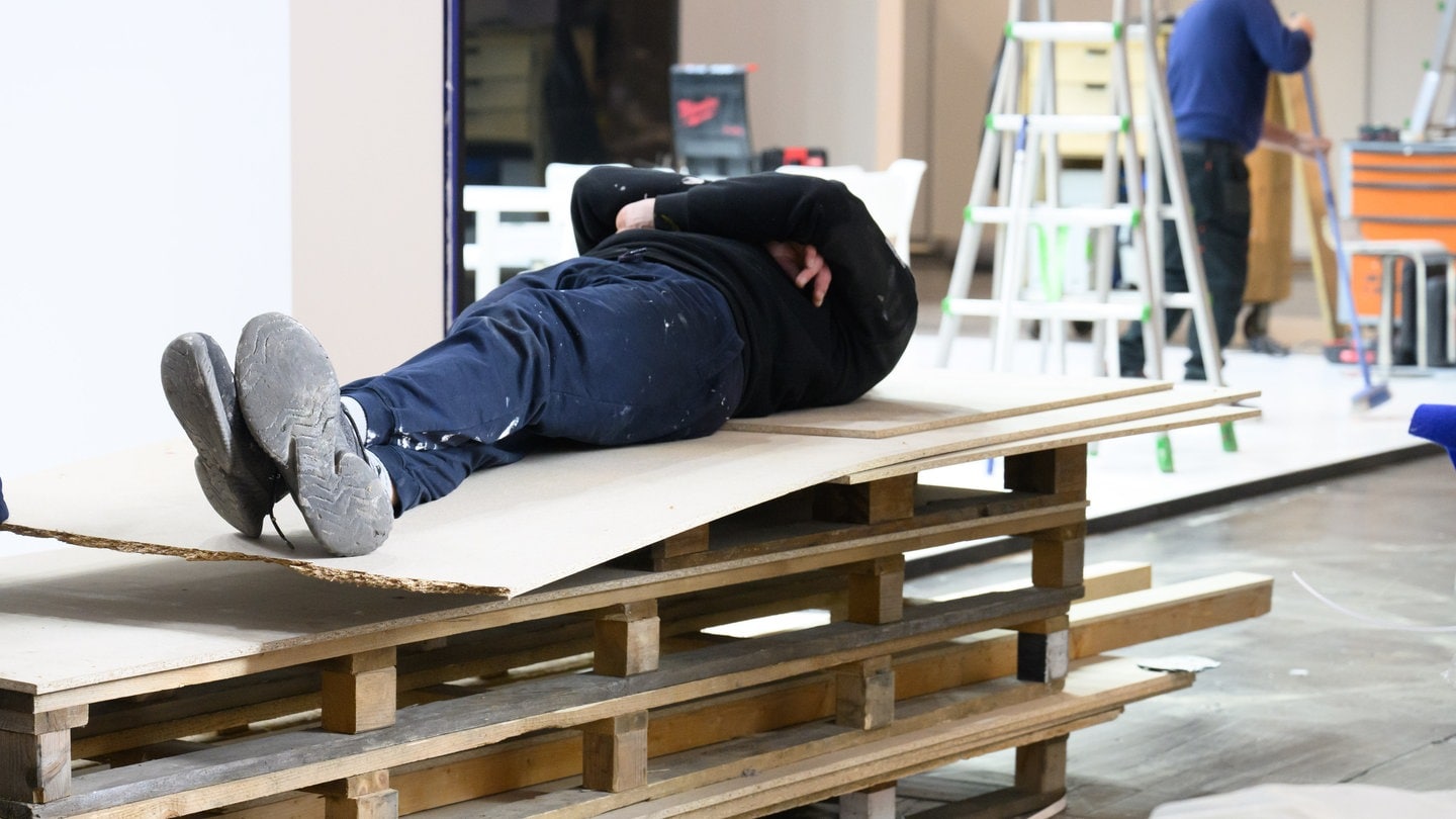 Ein Messebauer macht eine Pause bei der Arbeit. Dafür hat das Bundesarbeitsgericht jetzt neue Regeln festgelegt.