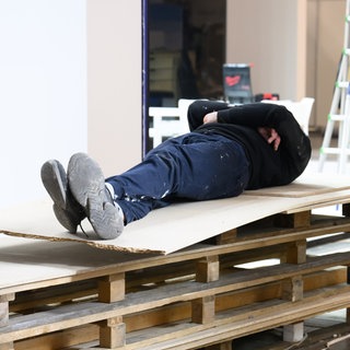 Ein Messebauer macht eine Pause bei der Arbeit. Dafür hat das Bundesarbeitsgericht jetzt neue Regeln festgelegt.