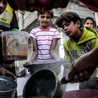 Palästinenser erhalten Nahrungsmittelhilfe in Gaza-Stadt. Laut "Save the Children" lebten im Jahr 2023 473 Millionen Kinder in Konfliktgebieten.