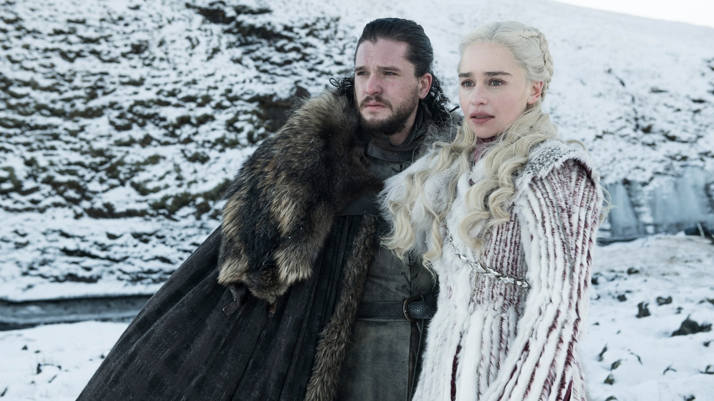 Kit Harington als Jon Schnee und Emilia Clarke als Daenerys Targaryen in einer Folge der achten Staffel der Serie «Games of Thrones» (GoT, undatierte Filmszene).