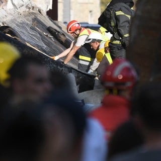 Rettungskräfte suchen nach dem Einsturz eines Daches in einem Bahnhof in Novi Sad, Serbien nach Opfern.